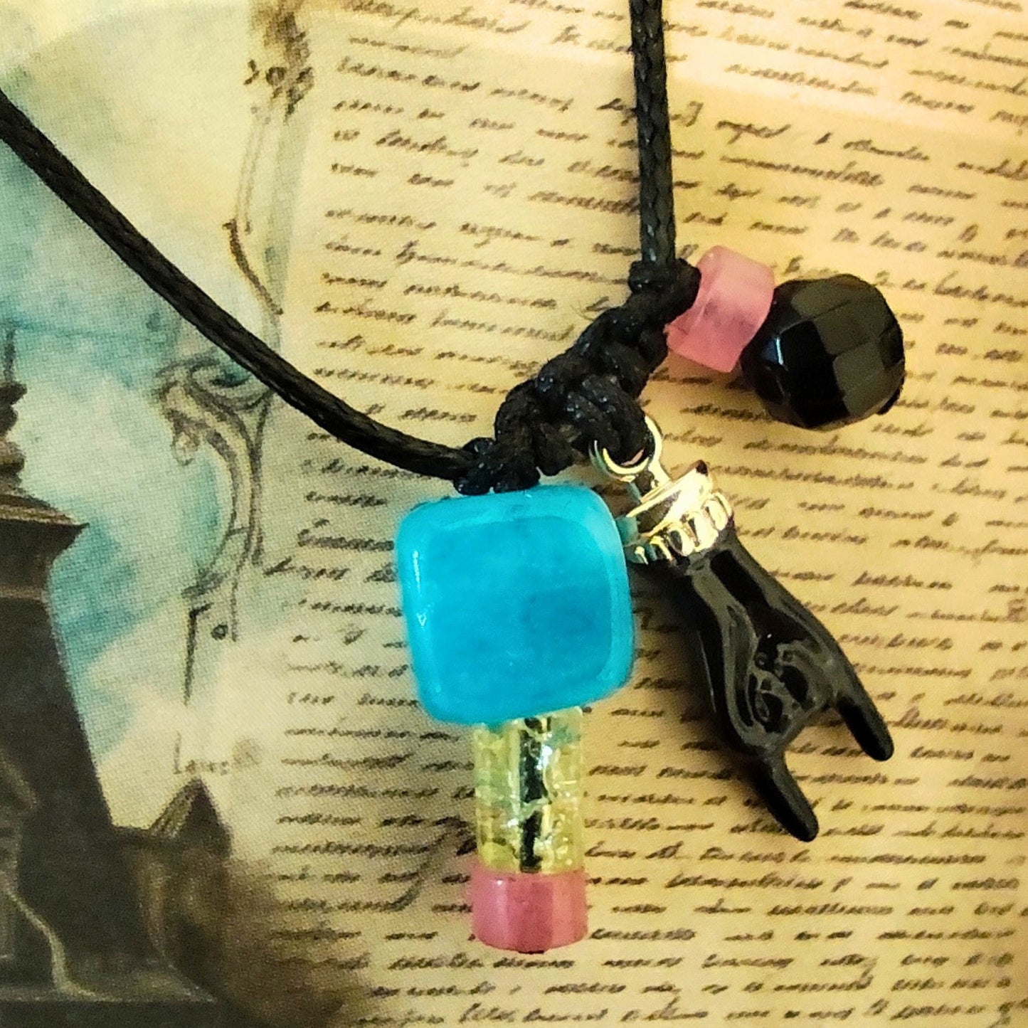 Κρεμαστό με ροκ στοιχείο. For those about to rock pendant