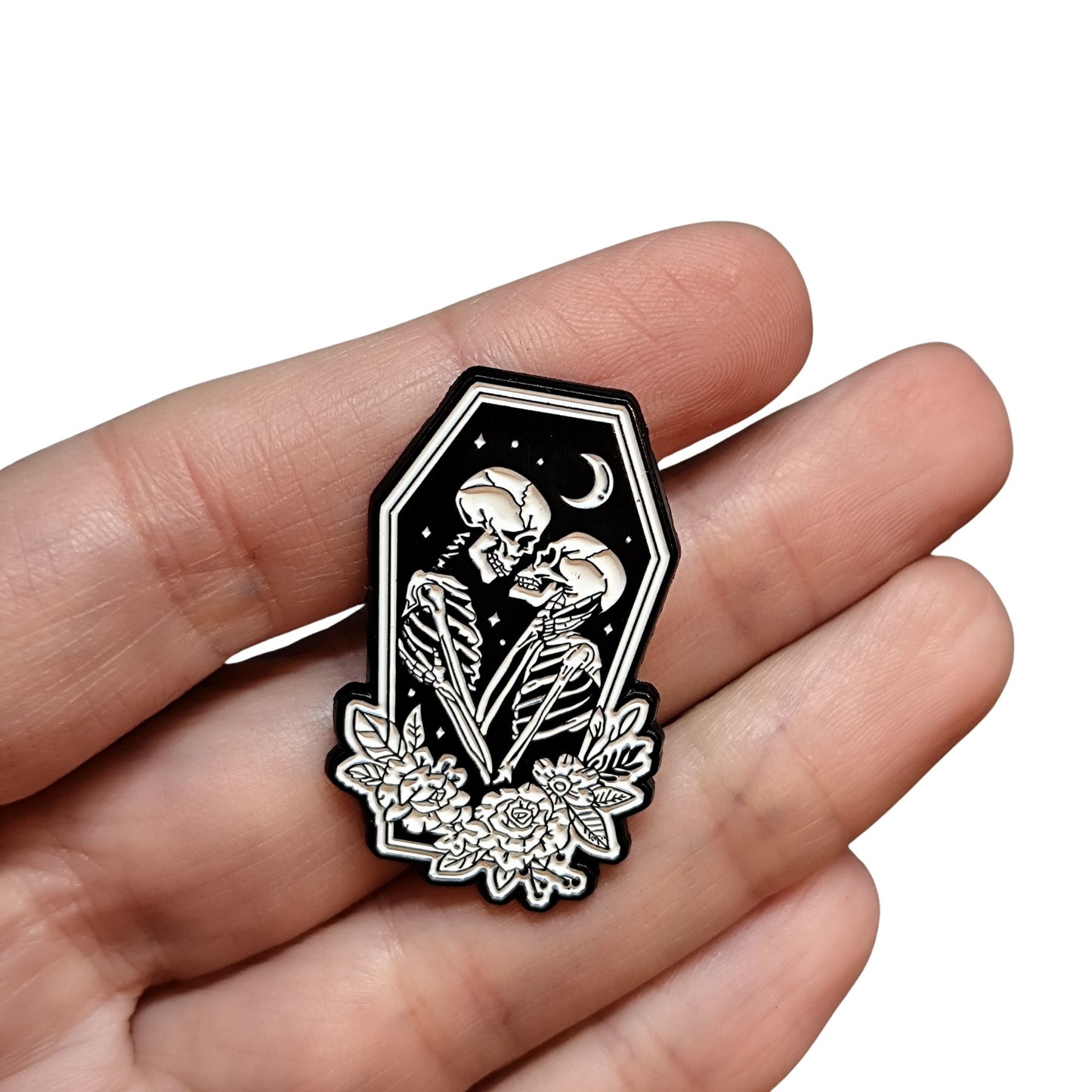 Skulls pin